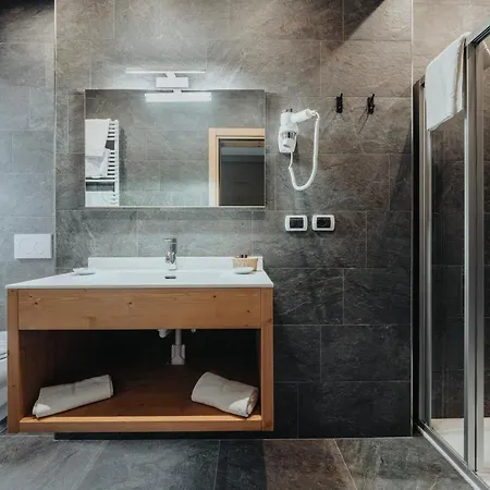 Menardi Otel