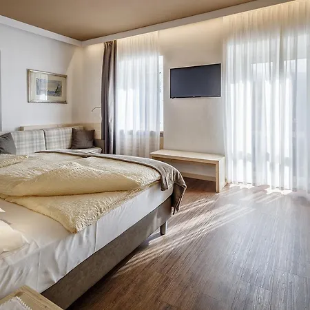 Otel Menardi